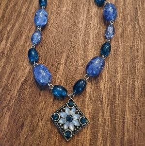Pendant beaded necklace.